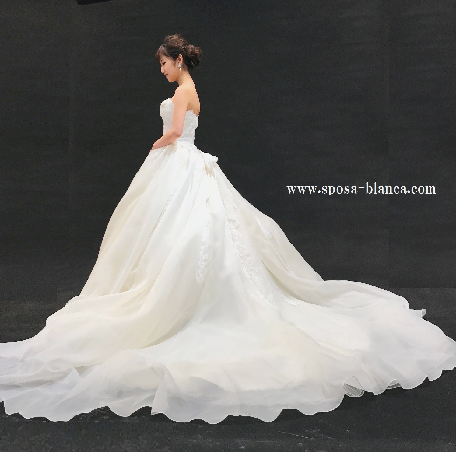 http://www.sposa-blanca.com/blog/assets_c/%E3%83%A9%E3%83%B3%E3%83%90%E3%83%B3%E3%82%A6%E3%82%A7%E3%83%87%E3%82%A3%E3%83%B3%E3%82%B0%E3%83%89%E3%83%AC%E3%82%B9.JPG