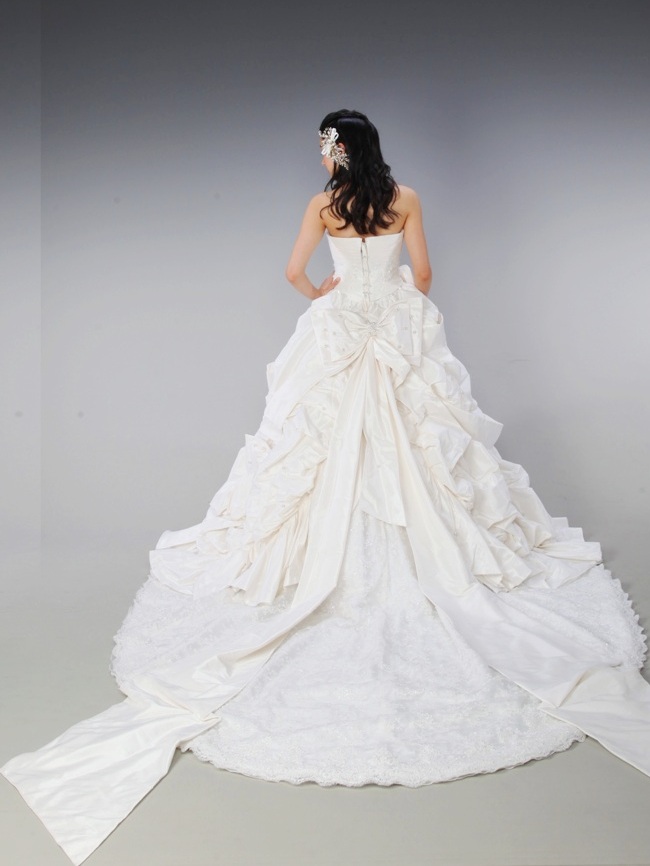 http://www.sposa-blanca.com/blog/assets_c/%E4%BA%BA%E6%B0%97%E3%82%A6%E3%82%A8%E3%83%87%E3%82%A3%E3%83%B3%E3%82%B0%E3%83%89%E3%83%AC%E3%82%B9SPOSA%E3%83%88%E3%83%AC%E3%83%BC%E3%83%B3.JPG