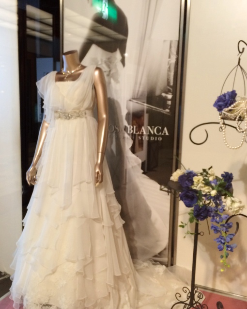 http://www.sposa-blanca.com/blog/assets_c/%E9%98%AA%E6%80%A5%E3%82%A4%E3%83%B3%E3%82%BF%E3%83%BC%E3%83%8A%E3%82%B7%E3%83%A7%E3%83%8A%E3%83%AB1%E9%9A%8E%E3%83%89%E3%83%AC%E3%82%B9.JPG
