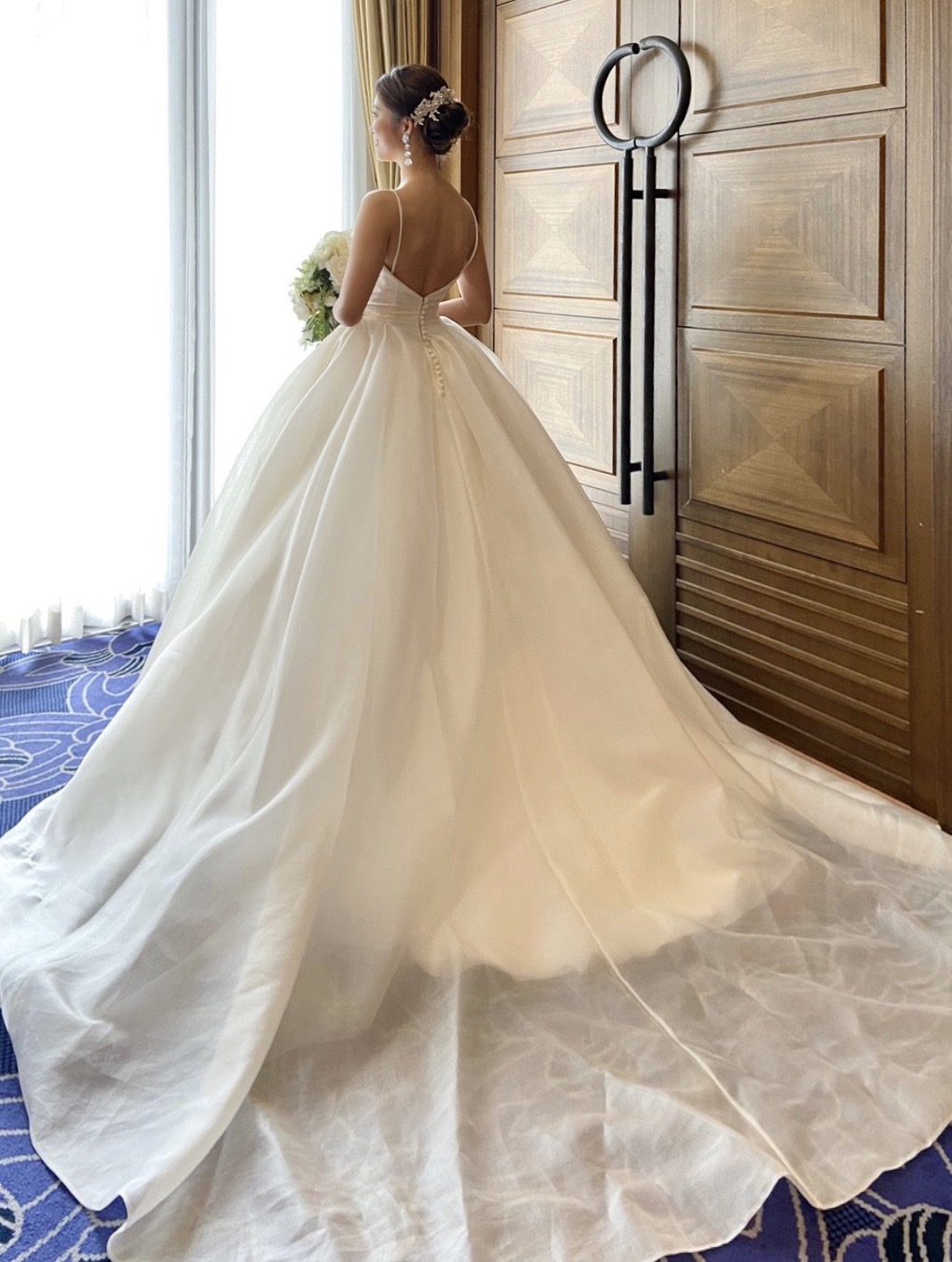 https://www.sposa-blanca.com/blog/assets_c/%E3%82%A6%E3%82%A8%E3%83%87%E3%82%A3%E3%83%B3%E3%82%B0%E3%83%89%E3%83%AC%E3%82%B9%E8%83%8C%E4%B8%AD%E9%96%8B%E3%81%8D%E8%BB%BD%E3%81%84%20%E5%A4%A7%E9%98%AA%E6%BB%8B%E8%B3%80%E5%B2%90%E9%98%9C.JPG