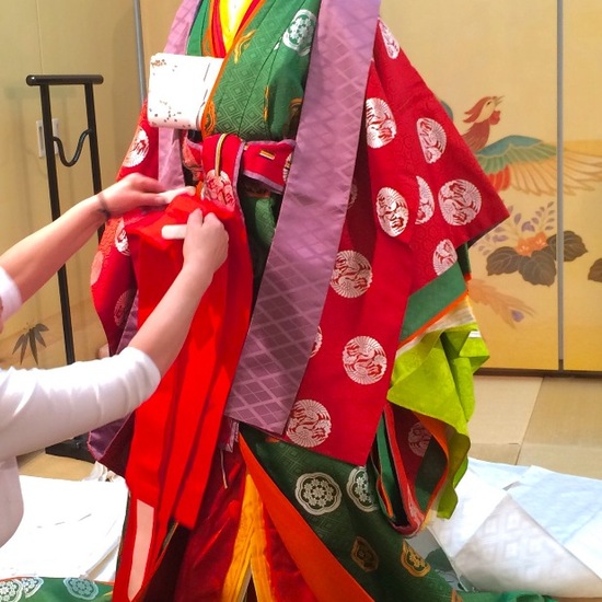 十二単の着付け 大阪丸福.JPG