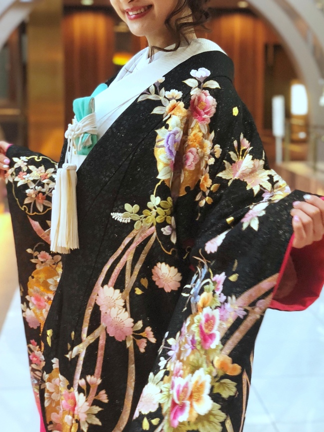 色打掛 阪急インター 黒地に花の刺繍着物.JPG