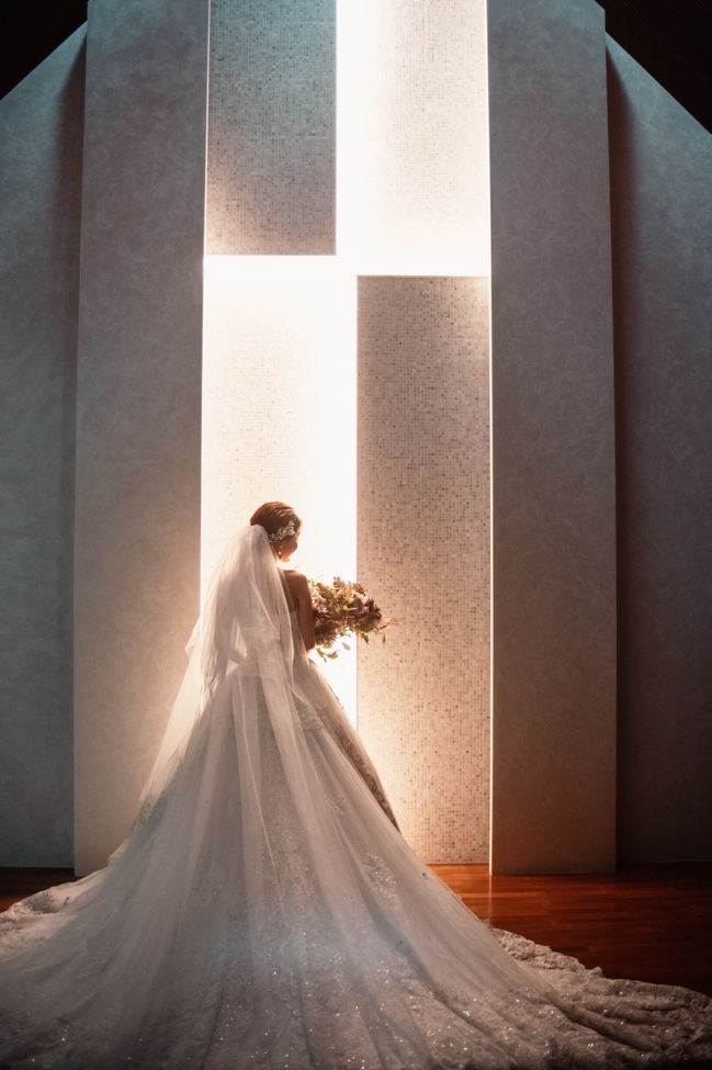 写真結婚式ウェディングドレス大阪チャペル.jpg