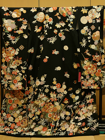 引き振袖　黒地　花に宝づくし