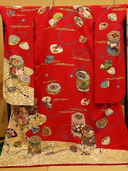 花嫁 引き振袖　赤地　貝桶