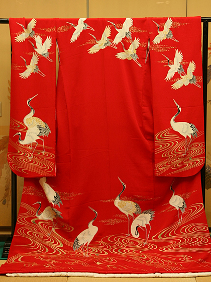 引き振袖 赤地　流水に白鶴