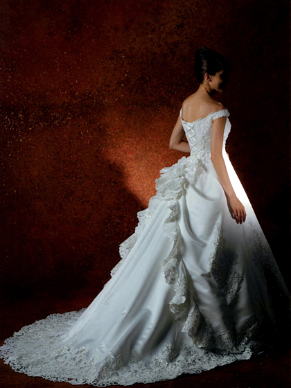 ウェディングドレス　WEDDING　正統派のロングトレーンは２WAY