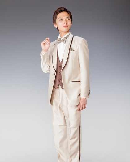 かわいいベージュのタキシード　