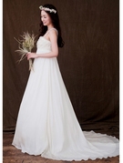 花かんむりが似合うアンティークテイストのウェディングドレス 