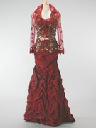 ワインカラーの個性的なカラードレス vino