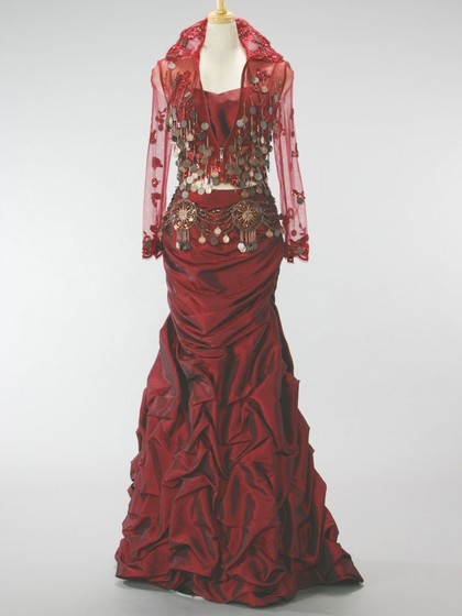 ワインカラーの個性的なカラードレス vino