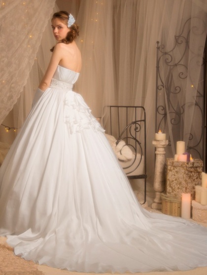 ウエストを細く見せてくれる魔法のウエディングドレス