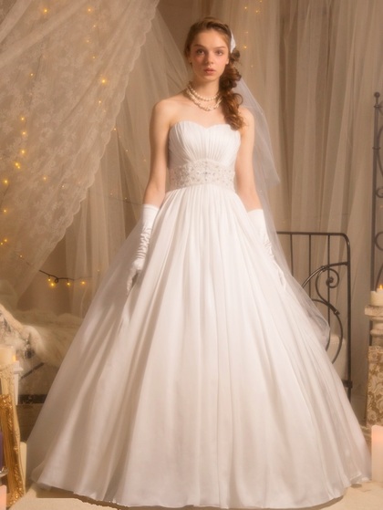 ウエストを細く見せてくれる魔法のウエディングドレス