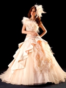 カラードレス　アイボリー　スパンコールにファーの個性派ドレス