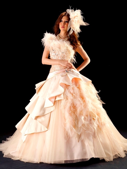 カラードレス　アイボリー　スパンコールにファーの個性派ドレス