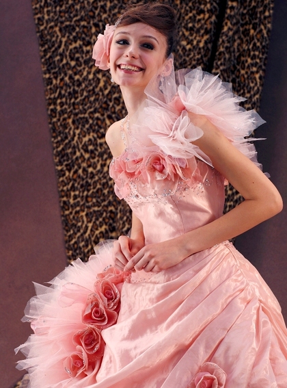 カラードレス　小顔に見せるピンクのドレス
