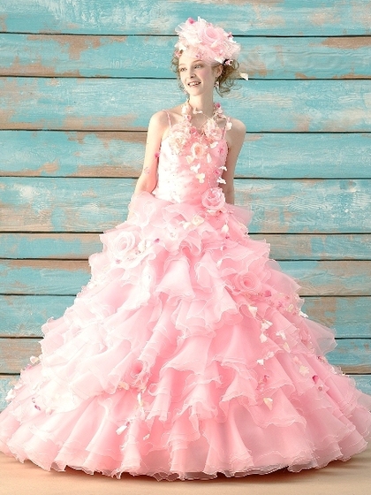 カラードレス　スィートなピンクのフリルのドレス