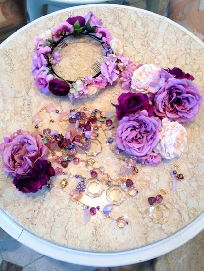  カラードレス ラベンダーのスカートの中にはお花がいっぱいの「Musée de Aya  ミュゼ　ドゥ　アヤ」