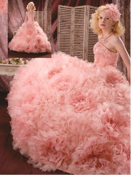 カラードレス　ピンクのフィット＆フレアーのシルエット