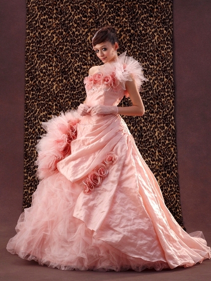 カラードレス　小顔に見せるピンクのドレス