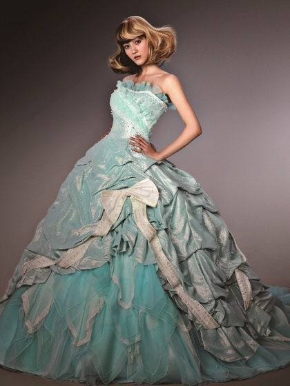 カラードレス　個性的な水色ドレス　大阪 滋賀 岐阜 京都 神戸 奈良　