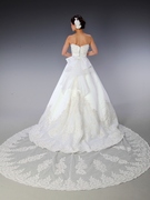 レースのトレーンが綺麗なウェディングドレス 王道ドレス