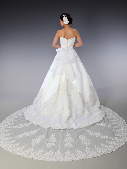 レースのトレーンが綺麗なウェディングドレス 王道ドレス