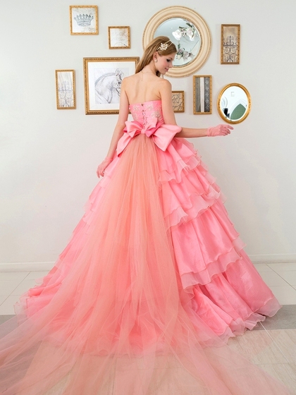 落ち着きのあるサーモンピンクのカラードレス