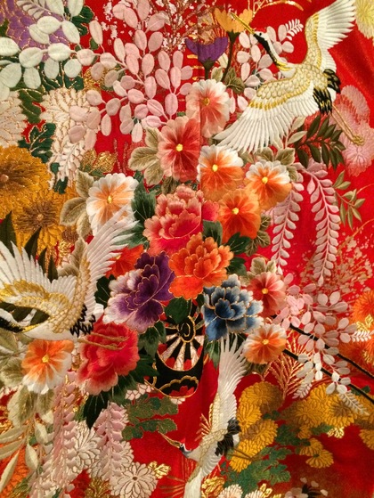 色打ち掛け 八重がさね 赤茶ぼかし花車に鶴刺繍　