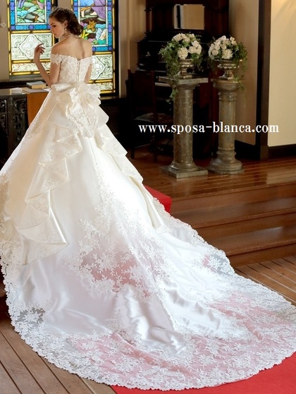 王道ウェディングドレス チャペル挙式での花嫁の後姿は注目の的