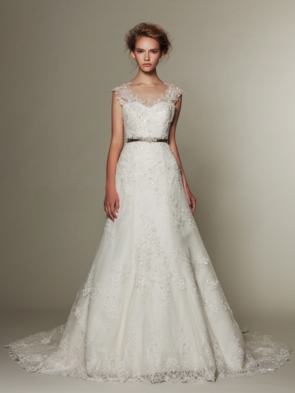 インポートの新作ウエディングドレスは 背中の大きく開いたイタリアメイド