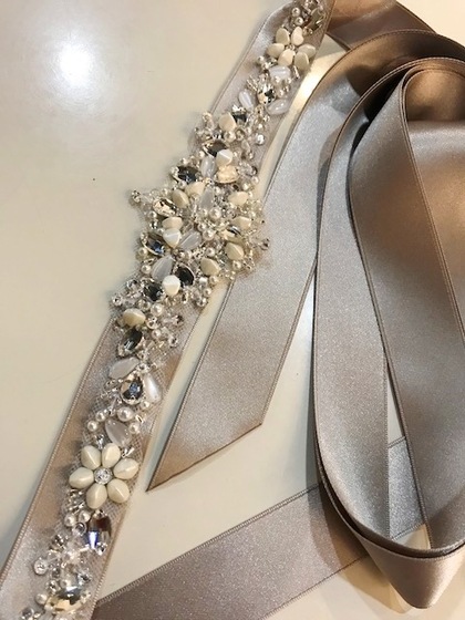 インポートの新作ウエディングドレスは 背中の大きく開いたイタリアメイド