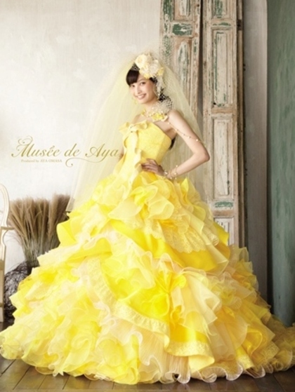 カラードレス イエロー ウエストを細く見せるデザイン　関西花嫁