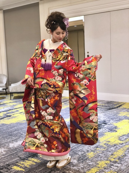 あざやかな赤から紫へのグラデーションが印象的な色打掛