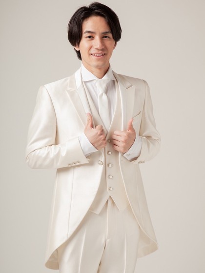 新郎タキシード 脚長効果抜群のホワイト モーニングコート