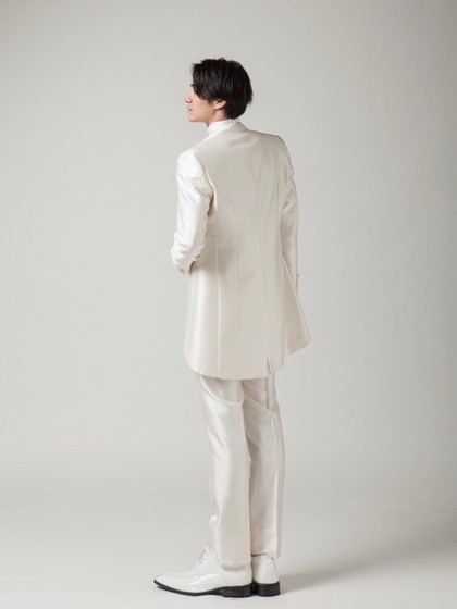 新郎タキシード 脚長効果抜群のホワイト モーニングコート