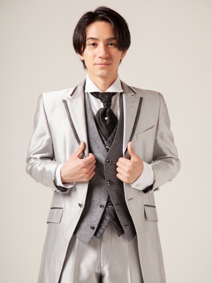 新郎ロングタキシード シルバーグレー 腰周りをスッキリ見せる「スラントポケット」