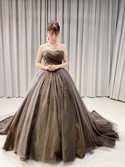 流行色スモーキーカラー ブラウン カラードレス