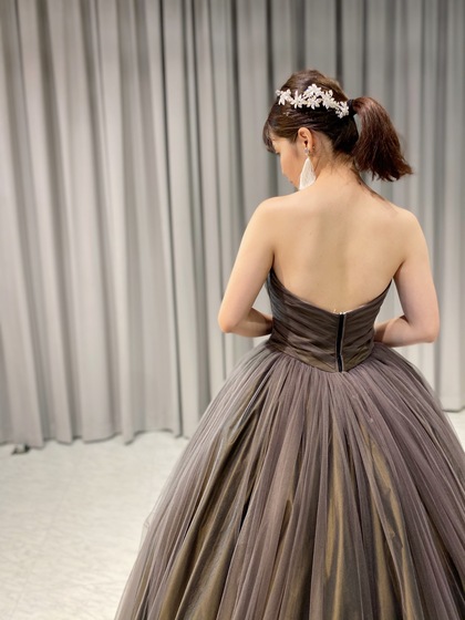 流行色スモーキーカラー ブラウン カラードレス