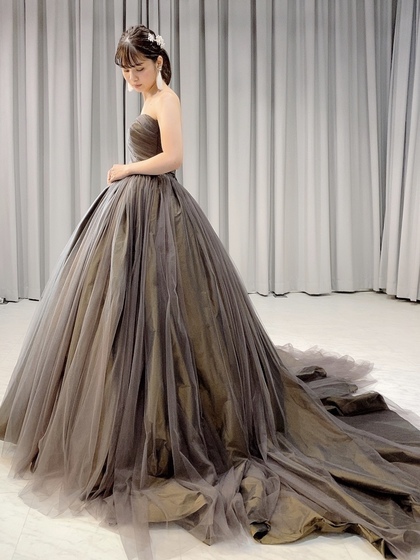 流行色スモーキーカラー ブラウン カラードレス