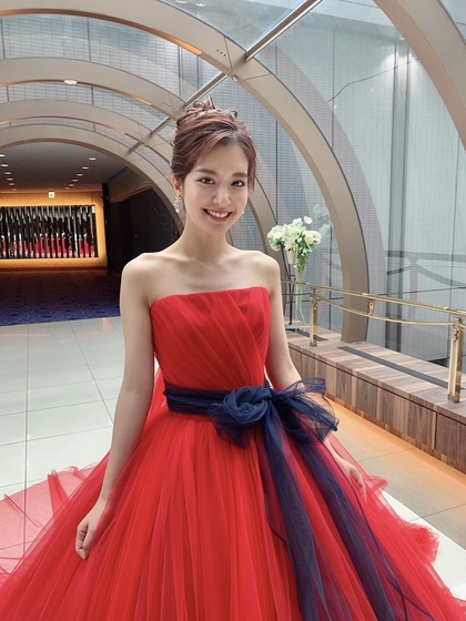 上品で印象的なパワーカラー ビビッドレッドな真っ赤なカラードレス