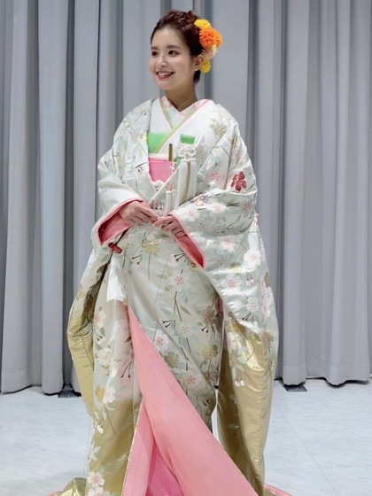 可愛い白地の色打掛 白地金 螺鈿（ラデン）桜柄 