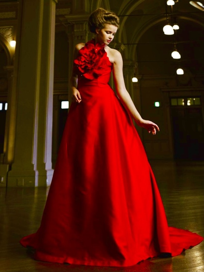 深紅のカクテルドレス