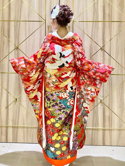 赤地のカワイイ色打掛 斜め取りのデザインでスタイルよく