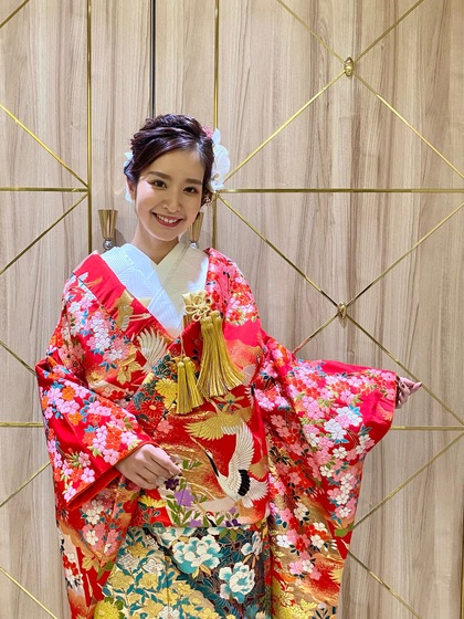 赤地のカワイイ色打掛 斜め取りのデザインでスタイルよく