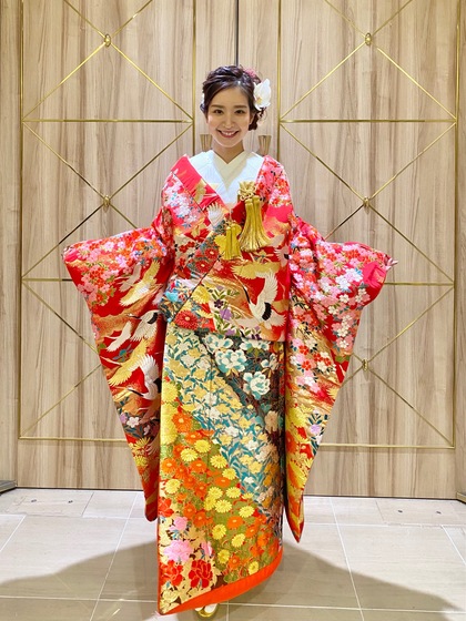 赤地のカワイイ色打掛 斜め取りのデザインでスタイルよく