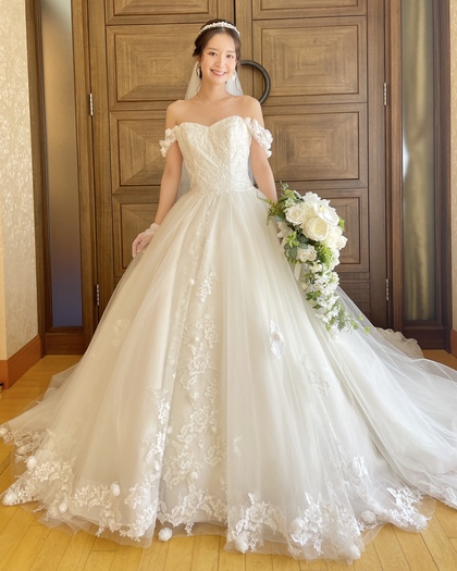 ウェディングドレスオフショルダーフラワー