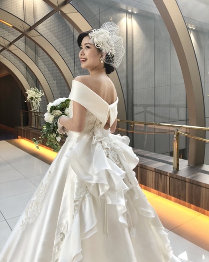 バックスタイルが華やかなウェディングドレス