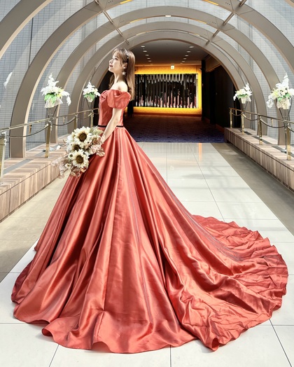 テラコッタサテンドレス　オフショルダー付き