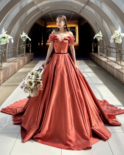 テラコッタサテンドレス　オフショルダー付き